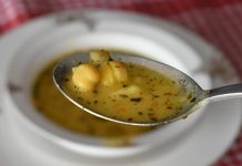 Şifa çorbaları, yüzyıllardır hem doyurucu hem de tedavi edici özellikleriyle sofralarımızda yer alıyor. Özellikle soğuk kış günlerinde veya hastalık dönemlerinde tercih edilen bu çorbalar, içeriklerindeki doğal malzemeler sayesinde vücuda enerji verirken bağışıklık sistemini de güçlendirir. Anadolu mutfağında her bölgenin kendine özgü şifa çorbası tarifi bulunur ve bu tarifler kuşaktan kuşağa aktarılır. Konulu bir haber görseli.