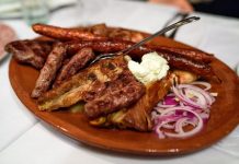 Sırbistan mutfağı, Balkanlar’ın zengin tarihinden beslenen ve farklı kültürlerin etkisiyle şekillenen bir yemek geleneğine sahiptir. Osmanlı, Avusturya-Macaristan ve yerel Balkan kültürlerinin etkisi, Sırp yemeklerini benzersiz kılan temel unsurlardır. Sırbistan yemekleri, genellikle et, peynir, sebze ve hamur işleri üzerine kuruludur. Sofralarda sıkça görülen ćevapi ve sarma, mutfağın en bilinen örneklerindendir. Ćevapi, küçük köfte benzeri et ürünleri olarak, akşam yemeklerinde tercih edilirken, sarma ise lahana yaprağı ile yapılan dolmalar olarak öne çıkar. Konulu bir haber görseli.