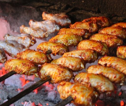 Şişte Pişirme Sanatı Lezzetin Arkasındaki Sır Şişte pişirme, yüzyıllardır hem Anadolu mutfağında hem de dünya mutfaklarında uygulanan klasik bir pişirme yöntemidir. Etin küçük parçalar hâlinde şişlere geçirilerek ateş üzerinde pişirilmesi, hem lezzeti hem de aromayı artıran bir tekniktir. Şişte pişirme, özellikle kebap kültürü ile özdeşleşmiştir ve etin dış yüzeyinin hafifçe kızarıp içinin sulu kalmasını sağlar. Konulu bir haber görseli.