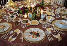 İnsanlık tarihine bakıldığında sofra yalnızca yemek yenilen bir alan değil, aynı zamanda kültürlerin kimliğini ve toplumların birliktelik anlayışını gösteren önemli bir unsurdur. İlk çağlardan beri toplu yemekler, kabilelerin, köylerin ve hanedanların bir araya gelmesini sağlayan sosyal alanlar yaratmıştır. Bu bağlamda sofra kültürü, sadece karın doyurmakla sınırlı kalmamış, aynı zamanda dayanışmanın ve paylaşımın simgesi olmuştur. Konulu bir haber görseli.