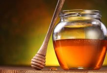 Türkiye’nin geleneksel sofralarında bal, hem tatlı hem de sağlık kaynağı olarak önemli bir yer tutar. Doğal yapısı ve zengin aroması sayesinde sofraların vazgeçilmez lezzetlerinden biri haline gelir. Bal, kahvaltıdan tatlılara, içeceklerden soslara kadar pek çok alanda kullanılır ve her damak tadına uygun çeşitlilik sunar. Sofralarda balın varlığı, sadece tatlı bir dokunuş değil aynı zamanda doğal ve şifalı bir katkı olarak değerlendirilir. Konulu bir haber görseli.