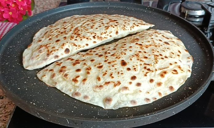 Sofralarda Cızlama Ve Gözleme Gelenekten Modern SofralarA Cızlama ve gözleme, Türk mutfağının sevilen hamur işi lezzetleri arasında yer alır. Her iki yiyecek de özellikle kahvaltı ve çay saatlerinin vazgeçilmez tatlarıdır. Sofralarda cızlama ve gözleme, pratik hazırlanışları ve doyuruculukları ile geniş bir hayran kitlesine sahiptir. Tarihi köklere sahip olan bu iki lezzet, geleneksel yöntemlerin korunmasıyla birlikte günümüz mutfaklarında da modern dokunuşlarla zenginleşir. Sofralar, cızlama ve gözleme ile hem nostaljik hem de lezzet dolu anlara ev sahipliği yapar. Konulu bir haber görseli.