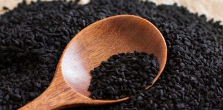 Çörek otu, yüzyıllardır hem sağlık hem de lezzet kaynağı olarak sofralarda yerini koruyan özel bir baharattır. Kendine has aroması ve faydaları sayesinde, birçok yemek tarifinde çörek otu kullanımı giderek artmaktadır. Özellikle Türk mutfağında çörek otlu yemekler, hem tat hem de sağlık açısından sofraların vazgeçilmezleri arasındadır. Bu özel tohumun eklenmesiyle yemeklere farklı bir dokunuş ve zenginlik gelir. Konulu bir haber görseli.