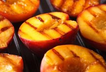 Fırınlanmış meyveler, sofralarda hem şık hem de sağlıklı bir tatlı alternatifi olarak öne çıkar. Doğal tatları ve aromasını fırında daha da yoğunlaştıran bu lezzetler, mevsim meyveleriyle hazırlandığında besin değerini koruyarak damaklarda unutulmaz tatlar bırakır. Sofralarda fırınlanmış meyveler, sadece tatlı değil, aynı zamanda kahvaltı, ara öğün ve hatta yemek sonrası hafif bir seçenek olarak tercih edilir. Konulu bir haber görseli.