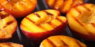 Fırınlanmış meyveler, sofralarda hem şık hem de sağlıklı bir tatlı alternatifi olarak öne çıkar. Doğal tatları ve aromasını fırında daha da yoğunlaştıran bu lezzetler, mevsim meyveleriyle hazırlandığında besin değerini koruyarak damaklarda unutulmaz tatlar bırakır. Sofralarda fırınlanmış meyveler, sadece tatlı değil, aynı zamanda kahvaltı, ara öğün ve hatta yemek sonrası hafif bir seçenek olarak tercih edilir. Konulu bir haber görseli.