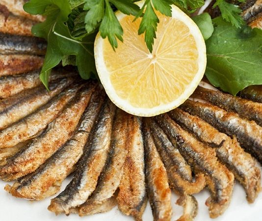Sofralarda Hamsi Lezzeti Ve Geleneksel Tat Hamsi, Türkiye’nin Karadeniz bölgesinin ve birçok sahil kentinin vazgeçilmez balığı olarak sofralarda özel bir yere sahiptir. Küçük boyutuna rağmen besin değeri yüksek olan hamsi, özellikle sonbahar ve kış aylarında bolca tüketilir. Hem ekonomik olması hem de kendine has lezzetiyle hamsi, evlerde, balık lokantalarında ve hatta sokak tezgâhlarında sıkça karşımıza çıkar. Sofralarda hamsi, kültürel bir simge olarak da kabul edilir. Konulu bir haber görseli.