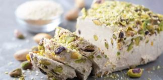 Helva, Türk mutfağının en köklü ve en sevilen tatlılarından biri olarak sofralarda kendine özel bir yer edinir. Hem özel günlerde hem de günlük tatlı ihtiyacında tercih edilen helva, farklı çeşitleriyle her damak tadına hitap eder. Sofralarda helva çeşitleri, kültürel zenginliği ve tarih boyunca gelişen tarifleriyle zengin bir lezzet şöleni sunar. Helva, genellikle tahin, irmik, un ve şeker gibi temel malzemelerle hazırlanır, ancak bölgesel farklılıklar ve kişisel dokunuşlar çeşitliliği artırır. Konulu bir haber görseli.