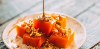 Kabak tatlısı, Türk mutfağının en sevilen ve en geleneksel tatlılarından biridir. Özellikle sonbahar ve kış aylarında sofralarda sıkça yer alan bu tatlı, hem hafifliği hem de doğal tatlılığı ile dikkat çeker. Kabak tatlısı, sade malzemelerle hazırlanmasına rağmen, lezzetiyle misafirlerin ve ailelerin beğenisini kazanır. Sofralarda kabak tatlısının bulunması, geleneksel tatlı kültürünü yaşatmak ve mevsim sebzelerinin en güzel şekilde değerlendirilmesini sağlamak adına önemlidir. Konulu bir haber görseli.