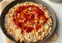 Keşkek, Anadolu’nun en eski ve en köklü yemeklerinden biri olarak sofralarda özel bir yere sahiptir. Genellikle düğünler, bayramlar ve önemli kutlamalarda hazırlanan keşkek, hem kültürel hem de sosyal anlamda birlik ve beraberliği simgeler. Buğday ve etin uzun süre kaynatılmasıyla elde edilen keşkek, lezzeti ve doyuruculuğuyla geniş sofralarda misafirlerin vazgeçilmezi olur. Sofralarda keşkek, geçmişten günümüze taşınan bir miras gibi özenle sunulur. Konulu bir haber görseli.