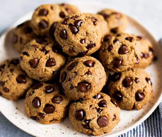 Tatlı atıştırmalıklar sofraların vazgeçilmez parçası olarak yer alır. Özellikle kurabiye çeşitleri, hem çayın yanında hem de günün her anında keyifle tüketilir. Sofralarda kurabiye ve tatlı atıştırmalıklar, misafir ağırlamadan günlük kahve saatlerine kadar pek çok ortamda lezzetiyle öne çıkar. Bu tatlılar, farklı malzemelerle zenginleşerek geniş bir yelpazeye sahiptir ve herkesin damak tadına hitap eder. Konulu bir haber görseli.