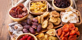 Kuru meyveler, besleyici özellikleri ve uzun raf ömrü ile sofralarda hem tat hem de sağlık açısından önemli bir yere sahiptir. Doğal şekerleri, lif oranları ve vitamin-mineral içerikleri sayesinde, dengeli beslenmenin vazgeçilmez destekçilerindendir. Günümüzde sadece atıştırmalık olarak değil, tatlılardan ana yemeklere, salatalardan kahvaltılara kadar pek çok tarifte kullanılmaktadır. Konulu bir haber görseli.