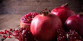 Nar taneleri, sadece görsel olarak sofralara canlılık katmakla kalmaz, aynı zamanda sağlığa faydaları ile de dikkat çeker. Türkiye'nin birçok bölgesinde yetişen nar, özellikle sonbahar ve kış aylarının vazgeçilmez meyvesi olarak sofralarda yerini alır. Hem taze tüketilen hem de yemeklere, salatalara ve tatlılara eklenen nar taneleri, benzersiz tadı ve besin değerleriyle sofraların yıldızı olur. Zengin antioksidan içeriğiyle nar, sağlıklı yaşamın destekçisi olarak da bilinir. Konulu bir haber görseli.