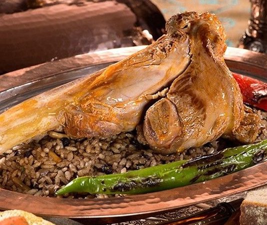 Osmanlı mutfağı, zengin kültürel mirası ve eşsiz tatlarıyla günümüzde sofralarda kendine has bir yer edinmiştir. Tarih boyunca farklı coğrafyaların etkisiyle şekillenen Osmanlı mutfağı, lezzet çeşitliliği ve ince işçilikle dikkat çeker. Sofralarda Osmanlı mutfağından esintiler görmek, hem kültürel bir bağ kurmak hem de damaklarda farklı tatlar deneyimlemek anlamına gelir. Konulu bir haber görseli.