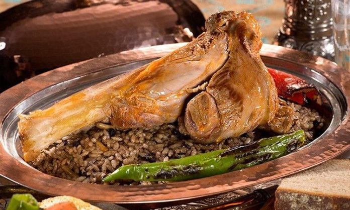 Sofralarda Osmanlı Mutfağından Esintilerle Zenginleşen Tatlar Osmanlı mutfağı, zengin kültürel mirası ve eşsiz tatlarıyla günümüzde sofralarda kendine has bir yer edinmiştir. Tarih boyunca farklı coğrafyaların etkisiyle şekillenen Osmanlı mutfağı, lezzet çeşitliliği ve ince işçilikle dikkat çeker. Sofralarda Osmanlı mutfağından esintiler görmek, hem kültürel bir bağ kurmak hem de damaklarda farklı tatlar deneyimlemek anlamına gelir. Konulu bir haber görseli.