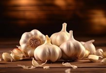 Sarımsak ve baharatlar, mutfakların vazgeçilmez lezzet unsurları arasında yer alır. Sofralarda yemeğin tadını ve aromasını zenginleştiren bu doğal malzemeler, hem sağlık açısından hem de damak tadı açısından büyük önem taşır. Özellikle sarımsağın kendine has keskin aroması ve güçlü etkisi, yemeklere derinlik katar. Baharatlar ise çeşidine göre yemeğe renk ve karakter kazandırır. Konulu bir haber görseli.