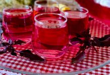 Şerbet ve kompostolar, özellikle yaz aylarında sofralarda hem ferahlık hem de tatlı bir lezzet sunan geleneksel içecekler arasında yer alır. Yüzyıllardır Anadolu’dan Balkanlara, Orta Doğu’dan Akdeniz’e kadar uzanan geniş coğrafyada sofraların vazgeçilmezidir. Şerbetler; meyve, çiçek ve baharatların su, şeker ve bazen de sirkeyle birleşmesiyle hazırlanırken, kompostolar ise taze veya kuru meyvelerin suda kaynatılmasıyla elde edilir. Bu içecekler, hafif tatlı yapıları ve doğal aromalarıyla damaklarda kalıcı bir iz bırakır. Konulu bir haber görseli.