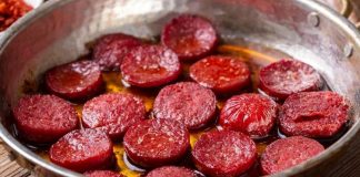 Türkiye’nin mutfak kültüründe önemli bir yere sahip olan sucuk ve pastırma, özellikle kahvaltı sofralarının ve özel yemeklerin vazgeçilmez tatları arasında yer alır. Geleneksel yöntemlerle hazırlanan bu iki ürün, zengin aroması ve doyurucu yapısıyla sofralara lezzet katar. Sucuk ve pastırma, etin özenle işlenmesiyle elde edilirken, her biri kendine özgü baharat ve tatlandırma teknikleriyle zenginleşir. Bu nedenle, sofralarda sadece lezzet değil, aynı zamanda kültürel bir miras da sunulur. Konulu bir haber görseli.