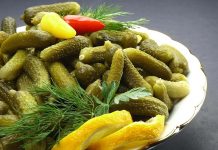 Türkiye mutfağının vazgeçilmez tatlarından biri olan turşu, sofraların renkli ve lezzetli tamamlayıcısıdır. Hem kahvaltılarda hem de ana yemeklerin yanında tercih edilen turşu çeşitleri, kültürel çeşitliliği ve yöresel farklılıkları yansıtır. Günümüzde turşu, sadece salatalık turşusu ile sınırlı kalmayıp, sebze ve meyvelerin farklı türlerinden oluşan geniş bir yelpazeye sahiptir. Sofralarda yerini alan bu çeşitler, damak tadına göre şekillenerek, sağlıklı ve pratik tüketim imkanı sunar. Konulu bir haber görseli.