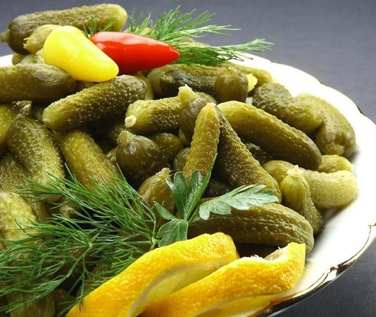 Sofralarda Turşu Çeşitleri Zenginliği Ve Lezzetleri Türkiye mutfağının vazgeçilmez tatlarından biri olan turşu, sofraların renkli ve lezzetli tamamlayıcısıdır. Hem kahvaltılarda hem de ana yemeklerin yanında tercih edilen turşu çeşitleri, kültürel çeşitliliği ve yöresel farklılıkları yansıtır. Günümüzde turşu, sadece salatalık turşusu ile sınırlı kalmayıp, sebze ve meyvelerin farklı türlerinden oluşan geniş bir yelpazeye sahiptir. Sofralarda yerini alan bu çeşitler, damak tadına göre şekillenerek, sağlıklı ve pratik tüketim imkanı sunar. Konulu bir haber görseli.