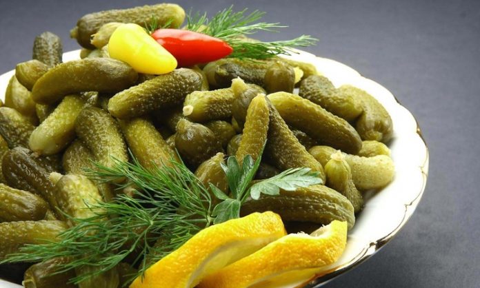 Sofralarda Turşu Çeşitleri Zenginliği Ve Lezzetleri Türkiye mutfağının vazgeçilmez tatlarından biri olan turşu, sofraların renkli ve lezzetli tamamlayıcısıdır. Hem kahvaltılarda hem de ana yemeklerin yanında tercih edilen turşu çeşitleri, kültürel çeşitliliği ve yöresel farklılıkları yansıtır. Günümüzde turşu, sadece salatalık turşusu ile sınırlı kalmayıp, sebze ve meyvelerin farklı türlerinden oluşan geniş bir yelpazeye sahiptir. Sofralarda yerini alan bu çeşitler, damak tadına göre şekillenerek, sağlıklı ve pratik tüketim imkanı sunar. Konulu bir haber görseli.