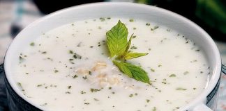 Soğuk çorbalar, sıcak yaz günlerinde hem ferahlatıcı hem de besleyici bir başlangıç olarak sofralarda kendine özel bir yer edinmiştir. Geleneksel mutfaklardan modern tariflere kadar uzanan geniş bir yelpazede, farklı kültürler soğuk çorbaları kendi damak tatlarına göre şekillendirmiştir. Türkiye’de yayla çorbasının soğuk versiyonundan ayran aşına, dünya mutfağında ise gazpacho’dan okroshka’ya kadar pek çok örnek, yaz aylarının vazgeçilmez lezzetleri arasına girmiştir. Konulu bir haber görseli.