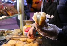 Şehir hayatının en sıcak, en samimi ve en ulaşılabilir tatları hiç kuşkusuz sokak lezzetleridir. Hem ekonomik oluşu hem de özgün tatlarıyla damaklarda unutulmaz izler bırakır. Simitten tantuniye, kokoreçten midyeye kadar pek çok farklı alternatif, şehrin dört bir yanında karşımıza çıkar. Konulu bir haber görseli.