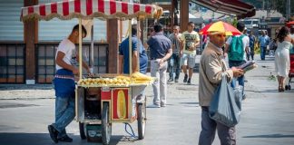 Sokak Satıcılarının Şehir Kültüründeki Yeri ve Önemi Şehir yaşamının vazgeçilmez bir parçası olan sokak satıcıları, hem ekonomik hem de kültürel açıdan önemli bir role sahiptir. Geniş bir ürün yelpazesi sunmaları, günlük hayatta pratik çözümler sağlamaları ve şehrin dinamizmini yansıtmaları, onları kent kimliğinin ayrılmaz bir unsuru haline getirir. Özellikle büyük şehirlerde sabahın erken saatlerinden gece geç saatlere kadar çalışan bu satıcılar, yerel ekonomiye de ciddi katkı sağlar. Konulu bir haber görseli.