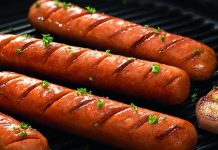 Sosisli kahvaltı, temel olarak sosis dilimlerinin tavada veya fırında pişirilmesiyle hazırlanır. Üzerine yumurta eklenerek daha doyurucu bir öğün oluşturulabilir.