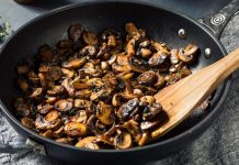 Soteleme: Mutfağın Pratik Ve Lezzetli Pişirme Tekniği Soteleme, yemek pişirme teknikleri arasında en hızlı ve pratik yöntemlerden biridir. Soteleme yöntemi, yiyeceklerin az miktarda yağ veya yağsız olarak, yüksek sıcaklıkta hızlıca pişirilmesini ifade eder. Bu teknik, sebzeler, etler, tavuk ve deniz ürünlerinde lezzeti korumak ve doğal dokuyu muhafaza etmek için tercih edilir. Soteleme, hem ev mutfaklarında hem de profesyonel restoranlarda sıkça kullanılan bir pişirme tekniğidir. Konulu bir haber görseli.