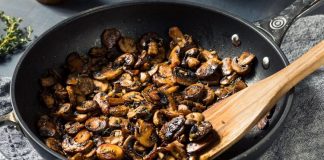 Soteleme, yemek pişirme teknikleri arasında en hızlı ve pratik yöntemlerden biridir. Soteleme yöntemi, yiyeceklerin az miktarda yağ veya yağsız olarak, yüksek sıcaklıkta hızlıca pişirilmesini ifade eder. Bu teknik, sebzeler, etler, tavuk ve deniz ürünlerinde lezzeti korumak ve doğal dokuyu muhafaza etmek için tercih edilir. Soteleme, hem ev mutfaklarında hem de profesyonel restoranlarda sıkça kullanılan bir pişirme tekniğidir. Konulu bir haber görseli.