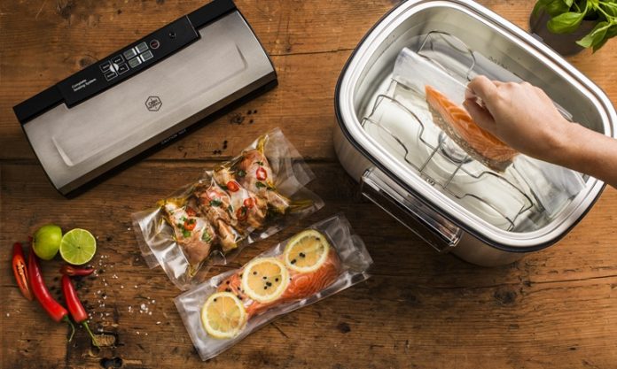 Sous Vide Teknikleri İle Mükemmel Pişirme Sanatı Sous vide tekniği, son yıllarda hem profesyonel şeflerin hem de ev aşçılarının ilgisini çeken modern bir pişirme yöntemi olarak öne çıkıyor. Fransızca kökenli bu terim, “vakum altında” anlamına gelir ve yiyeceklerin vakum torbası içinde düşük sıcaklıkta, uzun süre boyunca su banyosunda pişirilmesini ifade eder. Konulu bir haber görseli.