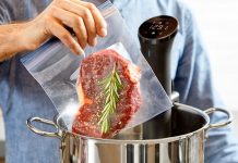 Sous vide Fransızca’da “vakum altında” anlamına gelen bir pişirme tekniğidir. Yiyecekler özel poşetlerin içine yerleştirilip vakumlanır ve ardından kontrollü bir şekilde düşük sıcaklıkta su banyosunda pişirilir. Bu yöntem 1970’li yıllarda profesyonel şefler tarafından keşfedilmiş ve zamanla restoran mutfaklarından ev mutfaklarına kadar yayılmıştır. Özellikle et, balık ve sebzelerde istenen pişirme derecesine ulaşmayı kolaylaştırdığı için tercih edilmektedir. Konulu bir haber görseli.
