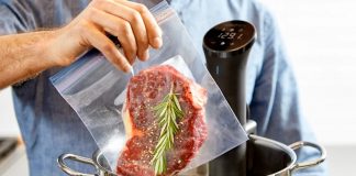 Sous vide Fransızca’da “vakum altında” anlamına gelen bir pişirme tekniğidir. Yiyecekler özel poşetlerin içine yerleştirilip vakumlanır ve ardından kontrollü bir şekilde düşük sıcaklıkta su banyosunda pişirilir. Bu yöntem 1970’li yıllarda profesyonel şefler tarafından keşfedilmiş ve zamanla restoran mutfaklarından ev mutfaklarına kadar yayılmıştır. Özellikle et, balık ve sebzelerde istenen pişirme derecesine ulaşmayı kolaylaştırdığı için tercih edilmektedir. Konulu bir haber görseli.