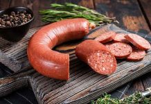 Restoranlar ve kafelerde sucuklu kahvaltı menüleri, klasik kahvaltı seçeneklerine lezzet katarak sofraları zenginleştirir. Özellikle hafta sonu kahvaltılarında sucuk, hem çocuklar hem de yetişkinler tarafından tercih edilen bir öğün haline gelmiştir.