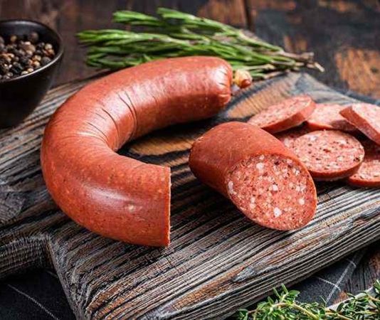 Sucuklu Kahvaltı: Sofraların Lezzetli ve Enerji Dolu Tercihi Restoranlar ve kafelerde sucuklu kahvaltı menüleri, klasik kahvaltı seçeneklerine lezzet katarak sofraları zenginleştirir. Özellikle hafta sonu kahvaltılarında sucuk, hem çocuklar hem de yetişkinler tarafından tercih edilen bir öğün haline gelmiştir.