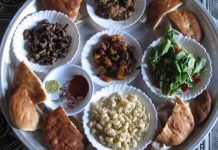 Sudan mutfağı, Afrika kıtasının doğusunda yer alan bu geniş coğrafyanın kültürel çeşitliliğini ve tarih boyunca oluşmuş etkileşimlerini sofralara taşıyan bir mirastır. Ülke, Nil Nehri’nin bereketli toprakları sayesinde tarım açısından zengin bir yapıya sahiptir ve bu durum mutfak kültürüne de doğrudan yansımaktadır. Sudan mutfağı aynı zamanda Arap, Afrika ve hatta Osmanlı etkilerinin bir arada hissedildiği bir gastronomi dünyası sunar. Bu nedenle Sudan’da sofraya oturduğunuzda yalnızca yemek değil, aynı zamanda tarih ve kültür de tatmış olursunuz. Konulu bir haber görseli.