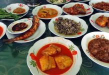 Sulawesi Mutfağı, Endonezya’nın en özgün gastronomi kültürlerinden biridir. Coğrafi yapısı itibarıyla dağlar, sahiller ve ormanlarla çevrili olan Sulawesi Adası, mutfağına çeşitlilik katmıştır. Bu zengin coğrafya sayesinde hem deniz ürünleri hem de kara kaynakları mutfakta önemli bir yer edinmiştir. Tarih boyunca ada, farklı kültürlerle etkileşim halinde olduğu için yemeklerinde Çin, Arap ve Hint mutfaklarından da izler bulunur. Konulu bir haber görseli.