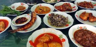 Sulawesi Mutfağı, Endonezya’nın en özgün gastronomi kültürlerinden biridir. Coğrafi yapısı itibarıyla dağlar, sahiller ve ormanlarla çevrili olan Sulawesi Adası, mutfağına çeşitlilik katmıştır. Bu zengin coğrafya sayesinde hem deniz ürünleri hem de kara kaynakları mutfakta önemli bir yer edinmiştir. Tarih boyunca ada, farklı kültürlerle etkileşim halinde olduğu için yemeklerinde Çin, Arap ve Hint mutfaklarından da izler bulunur. Konulu bir haber görseli.