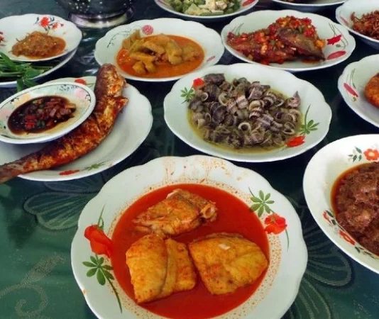 Sulawesi Mutfağı Sulawesi Mutfağı, Endonezya’nın en özgün gastronomi kültürlerinden biridir. Coğrafi yapısı itibarıyla dağlar, sahiller ve ormanlarla çevrili olan Sulawesi Adası, mutfağına çeşitlilik katmıştır. Bu zengin coğrafya sayesinde hem deniz ürünleri hem de kara kaynakları mutfakta önemli bir yer edinmiştir. Tarih boyunca ada, farklı kültürlerle etkileşim halinde olduğu için yemeklerinde Çin, Arap ve Hint mutfaklarından da izler bulunur. Konulu bir haber görseli.