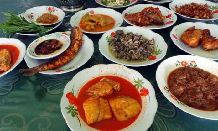 Sulawesi Mutfağı, Endonezya’nın en özgün gastronomi kültürlerinden biridir. Coğrafi yapısı itibarıyla dağlar, sahiller ve ormanlarla çevrili olan Sulawesi Adası, mutfağına çeşitlilik katmıştır. Bu zengin coğrafya sayesinde hem deniz ürünleri hem de kara kaynakları mutfakta önemli bir yer edinmiştir. Tarih boyunca ada, farklı kültürlerle etkileşim halinde olduğu için yemeklerinde Çin, Arap ve Hint mutfaklarından da izler bulunur. Konulu bir haber görseli.