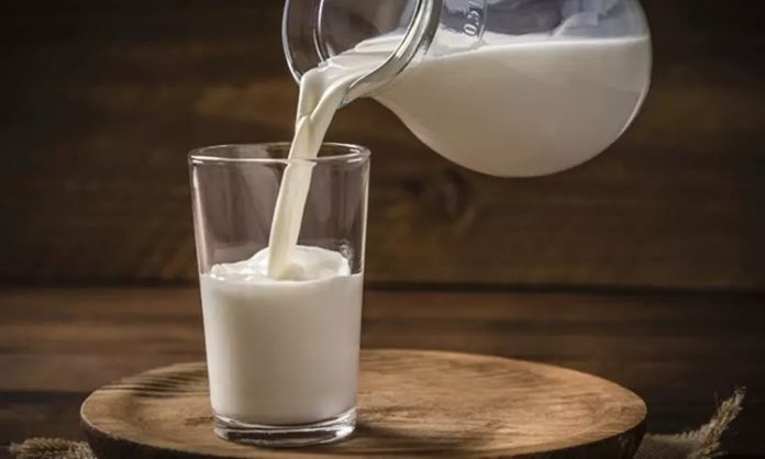 Sut-Saglikli-Beslenmenin-Temel-Tasi Süt, yüksek besin değerine sahip bir içecektir. İçeriğinde protein, kalsiyum, vitaminler ve mineraller bulunur.