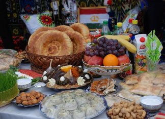 Tacikistan Mutfağı Tacikistan mutfağı, Orta Asya’nın dağlık bölgelerinde göçebe ve tarım kültürlerinin birleşimiyle oluşmuş, hem besleyici hem de lezzetli yemekleriyle öne çıkan bir mutfaktır. Tarih boyunca hayvancılık, tahıl üretimi ve baharat kullanımı mutfağın temel taşlarını oluşturmuştur. Et ve tahıllar günlük beslenmenin başlıca öğeleri iken, sebzeler ve taze otlar yemeklerin aromasını ön plana çıkarır. Konulu bir haber görseli.