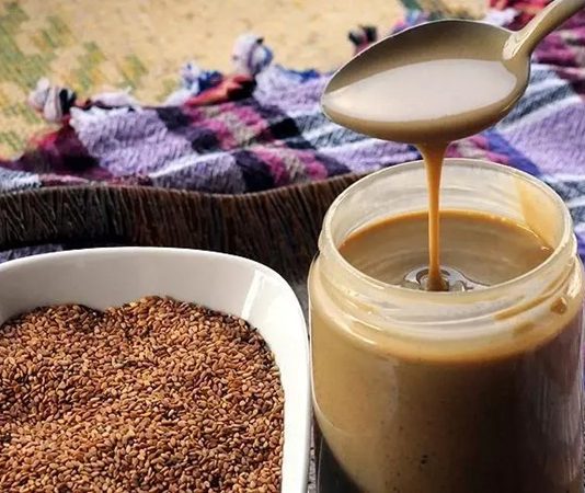 Tahin, öncelikle susamın kavrulmasıyla başlar. Kavrulan susam, ardından taş değirmenlerde veya modern makinelerde ezilir.