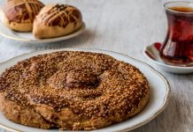 Tahinle fırın tatlısı, hem tahinin kendine has aroması hem de pişirme teknikleriyle benzersiz bir lezzet sunar.
