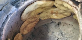 Tandır ekmeği, yüzyıllardır Türk mutfağının vazgeçilmez unsurlarından biridir. Bu özel ekmek, özellikle Anadolu’nun kırsal bölgelerinde taş fırın veya tandırda pişirilerek sofralara gelir. Tarih boyunca, köy ve kasaba mutfaklarının olmazsa olmazı olan tandır ekmeği, hem lezzeti hem de kendine has aromasıyla tanınır. Konulu bir haber görseli.