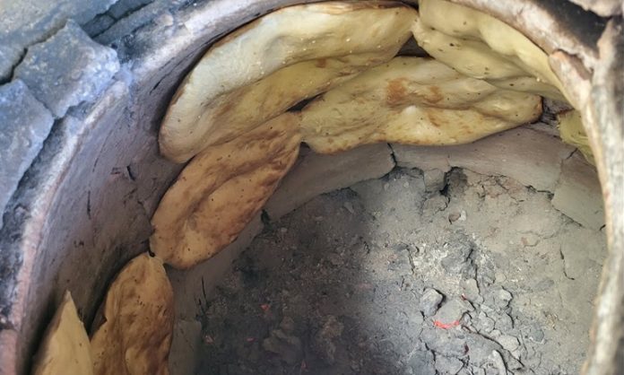 Tandır Ekmeği Gelenekten Sofraya Uzanan Lezzet Tandır ekmeği, yüzyıllardır Türk mutfağının vazgeçilmez unsurlarından biridir. Bu özel ekmek, özellikle Anadolu’nun kırsal bölgelerinde taş fırın veya tandırda pişirilerek sofralara gelir. Tarih boyunca, köy ve kasaba mutfaklarının olmazsa olmazı olan tandır ekmeği, hem lezzeti hem de kendine has aromasıyla tanınır. Konulu bir haber görseli.