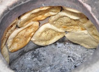Tandır ve fırın lezzetleri, yüzyıllardır Anadolu mutfağının en köklü tatları arasında yer alıyor. Ateşin gücüyle pişen yemekler, hem damaklarda unutulmaz izler bırakıyor hem de mis gibi kokusuyla sofraları şenlendiriyor. Özellikle taş fırınlarda veya tandır ocaklarında pişen yemekler, modern mutfaklarda dahi hâlâ tercih ediliyor. Bu lezzetlerin sırrı, yavaş pişirme yöntemiyle içindeki aromayı korumasında ve etin ya da hamurun doğal tadını ön plana çıkarmasında yatıyor. Konulu bir haber görseli.