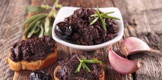 Tapenade, hem kahvaltılarda ekmek üzerine sürü