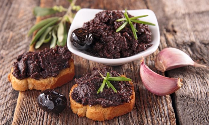 black olive, tapenade Tapenade, hem kahvaltılarda ekmek üzerine sürü