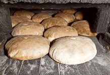 Taş fırın ekmeği, yüzyıllardır Anadolu’nun en önemli mutfak geleneklerinden biri olarak bilinir. Bu ekmek türü, özellikle köy ve kasabalarda taş veya toprak fırınlarda pişirilerek sofralara gelir. Tarih boyunca taş fırın ekmeği, hem günlük beslenmenin hem de özel günlerin vazgeçilmez bir parçası olmuştur. Konulu bir haber görseli.
